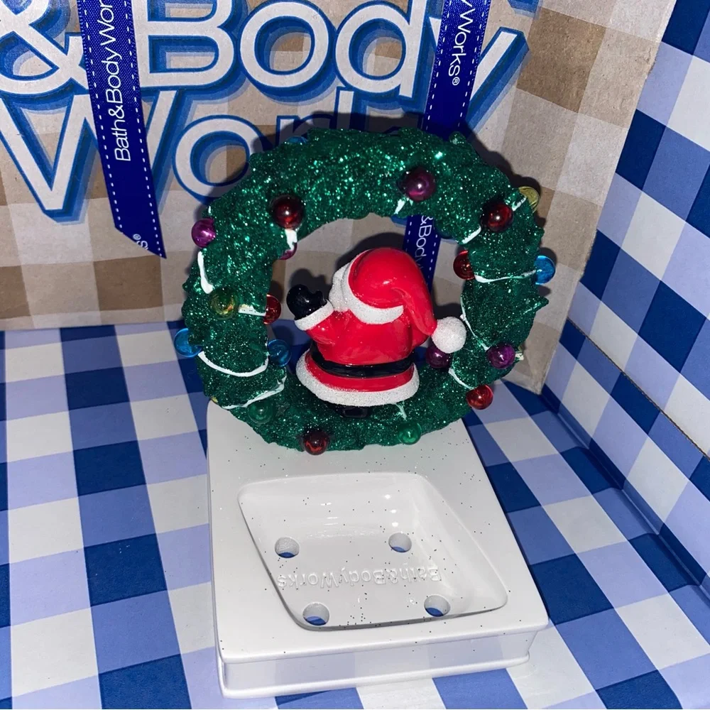 BATH AND BODY WORKS SANTA WREATH DECOR FOAMING HAND SOAP HOLDER